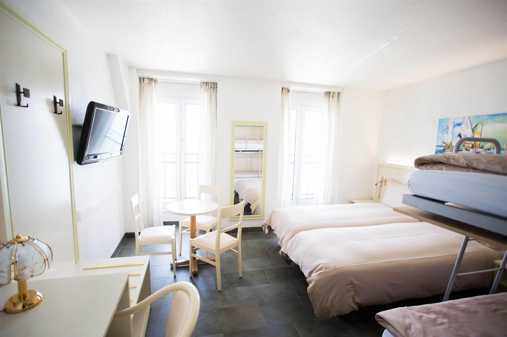 Hotel Du Port 빌레뉴브 외부 사진